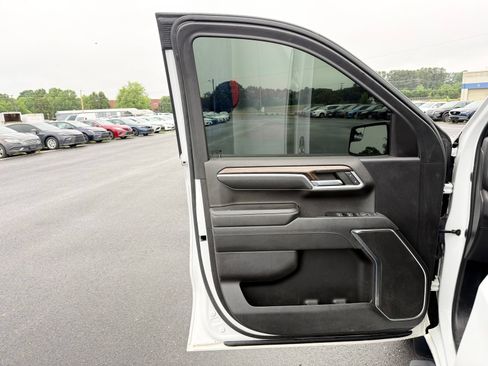 Used 2022 Chevrolet Silverado 1500 LT AWD/4WD image 16