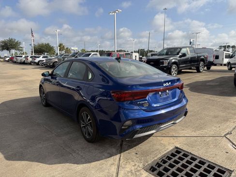 Used 2023 Kia Forte LXS w/ LXS Technology Package FWD image 6