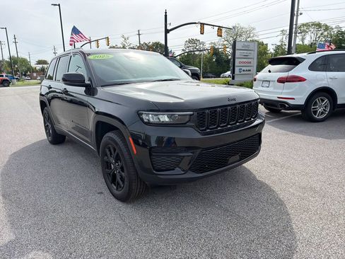 Certified 2025 Jeep Grand Cherokee Altitude AWD/4WD image 4