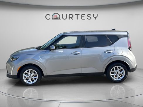 Used 2024 Kia Soul LX w/ Option Group 015 FWD image 4