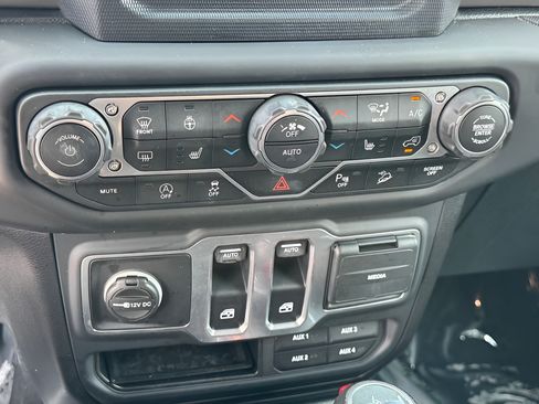 Used 2018 Jeep Wrangler Sport AWD/4WD image 19