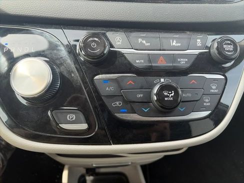 Used 2023 Chrysler Pacifica Touring-L FWD image 22