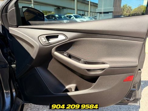 Used 2017 Ford Focus Titanium FWD image 34