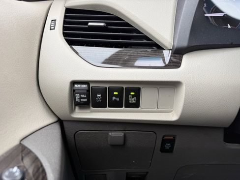 Used 2017 Toyota Sienna XLE image 13