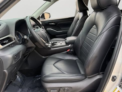 Used 2022 Toyota Highlander XLE AWD/4WD image 16