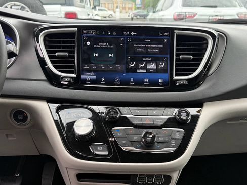 Used 2024 Chrysler Pacifica Touring-L FWD image 17