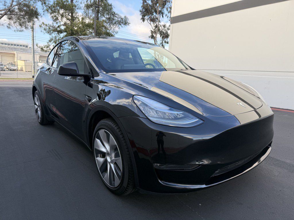 Used 2023 Tesla Model Y AWD image 2