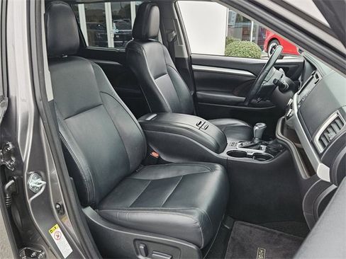 Used 2018 Toyota Highlander XLE image 18