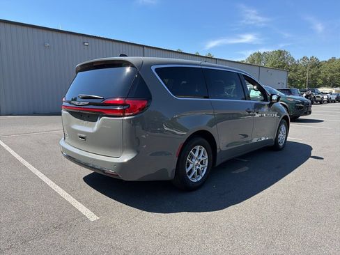 Used 2025 Chrysler Pacifica Select FWD image 5