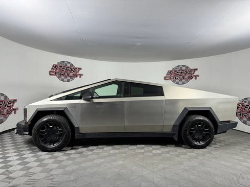 Used 2024 Tesla Cybertruck AWD Crew Cab image 4