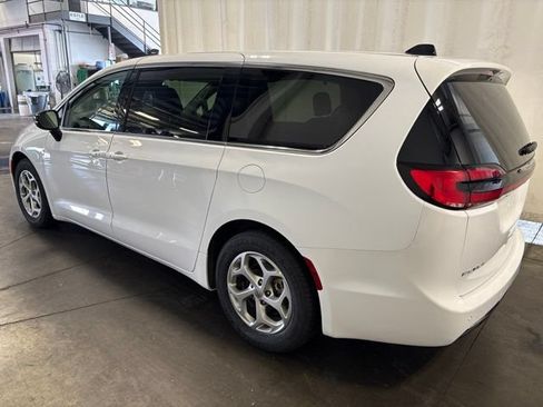 Used 2024 Chrysler Pacifica Limited FWD image 6