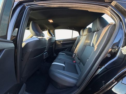 Used 2025 Toyota Camry SE image 11