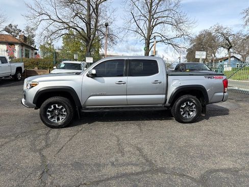 Used 2017 Toyota Tacoma TRD Off-Road w/ Premium & Technology Package AWD/4WD image 13