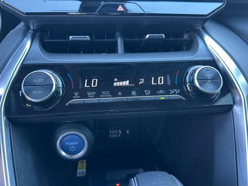 Used 2022 Toyota Venza LE image 28