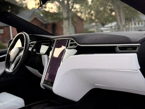 Used 2017 Tesla Model X 75D image 11