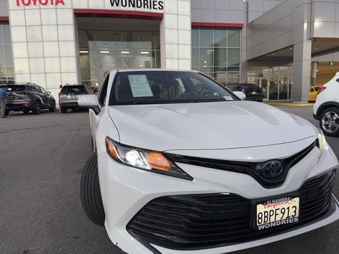 Used 2018 Toyota Camry LE image 15