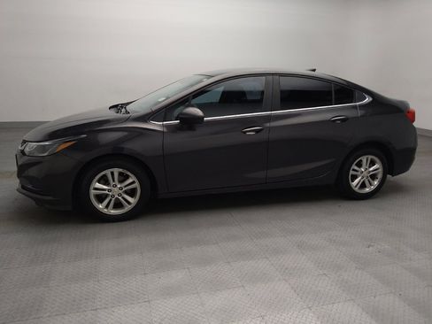 Used 2017 Chevrolet Cruze LT FWD image 2