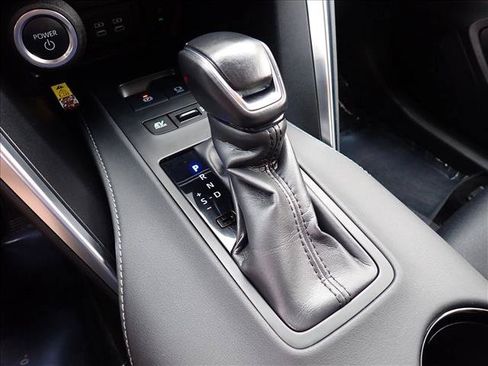 Used 2024 Toyota Venza LE AWD/4WD image 18