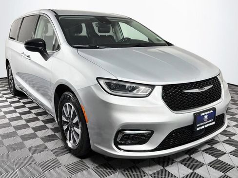 Used 2024 Chrysler Pacifica Limited FWD image 28
