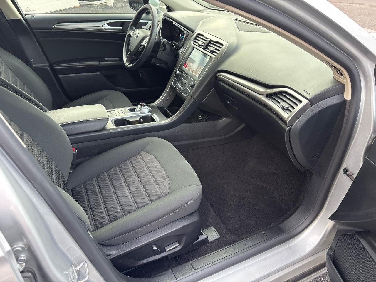 Used 2019 Ford Fusion SE FWD image 34