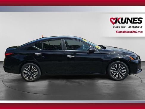 Used 2025 Nissan Altima 2.5 SV FWD image 12