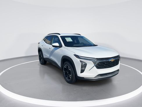 Used 2025 Chevrolet Trax LT w/ LT Convenience Package image 2