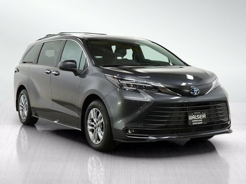 Used 2025 Toyota Sienna XLE w/ XLE Plus Package AWD/4WD image 7