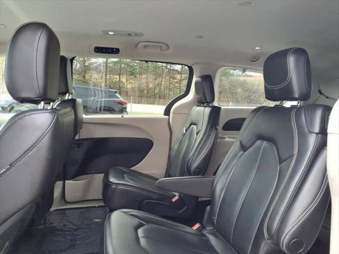 Used 2023 Chrysler Pacifica Touring-L FWD image 9