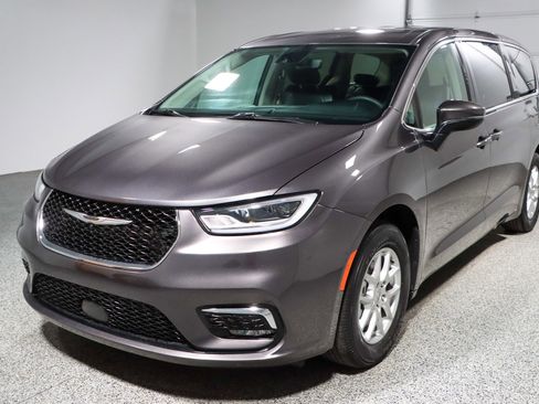 Used 2023 Chrysler Pacifica Touring-L image 32