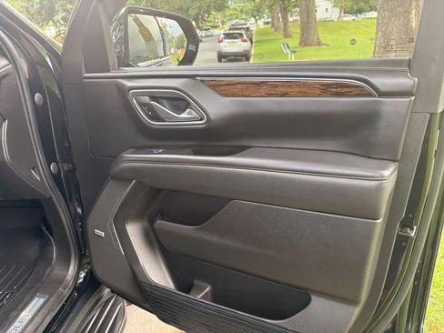 Used 2022 Chevrolet Suburban Premier w/ Premium Package AWD/4WD image 37