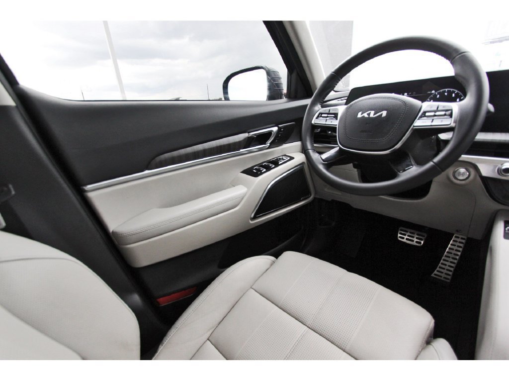 Used 2024 Kia Telluride SX w/ Towing Package FWD image 9