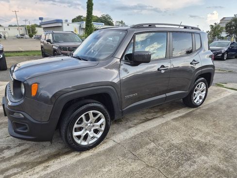 Used 2017 Jeep Renegade Latitude w/ Cold Weather Group AWD/4WD image 3