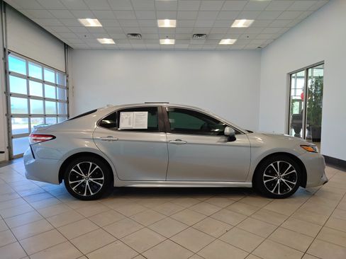 Used 2020 Toyota Camry SE FWD image 2