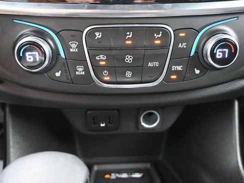 Used 2023 Chevrolet Traverse LT image 36