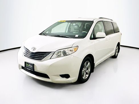 Used 2012 Toyota Sienna LE w/ Towing Pkg image 3