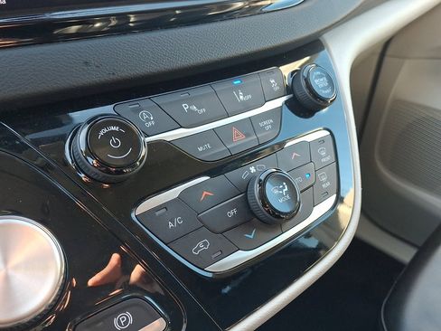 Used 2023 Chrysler Pacifica Touring-L image 28