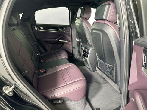 Certified 2025 Porsche Cayenne S AWD/4WD image 28