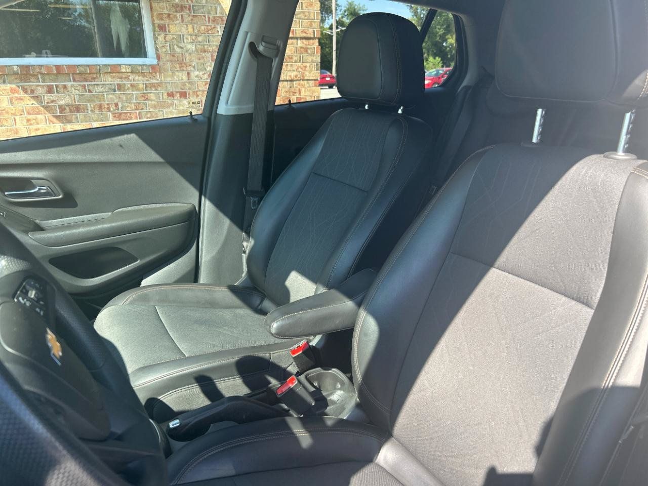 Used 2022 Chevrolet Trax LT FWD image 19