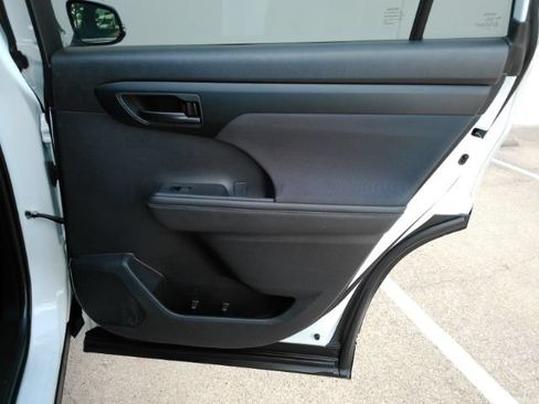 Used 2023 Toyota Highlander LE FWD image 24