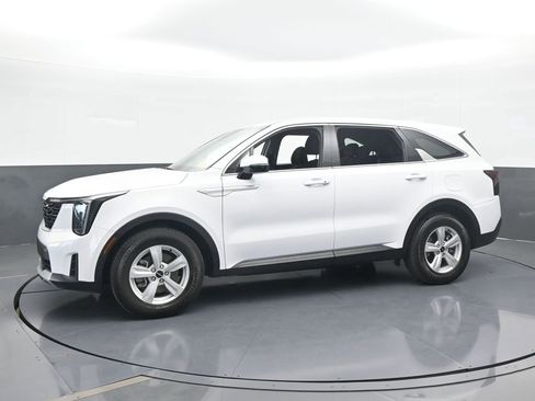 Used 2024 Kia Sorento LX image 2
