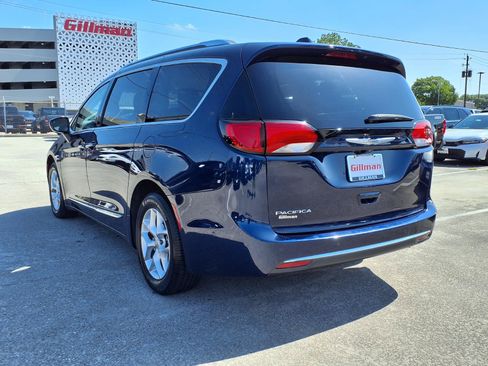 Used 2020 Chrysler Pacifica Touring-L Plus w/ Tire & Wheel Group FWD image 3