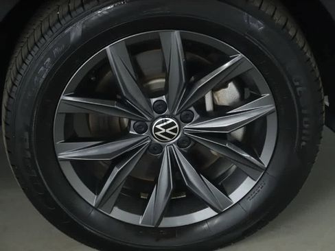 Certified 2023 Volkswagen Tiguan SE w/ Panoramic Sunroof Package image 10