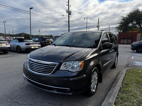 Used 2015 Chrysler Town & Country Touring w/ Driver Convenience Group image 6
