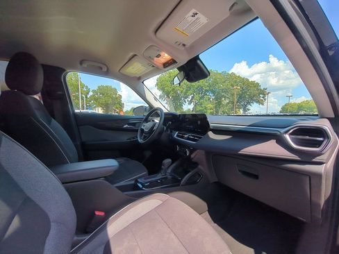 Used 2025 Chevrolet TrailBlazer LT AWD/4WD image 31