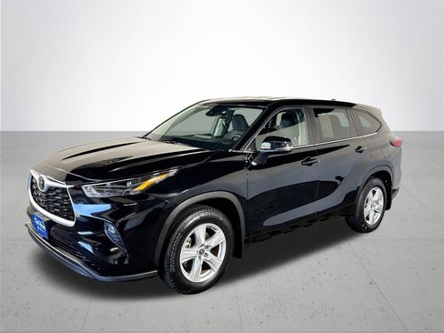 Used 2023 Toyota Highlander LE image 2