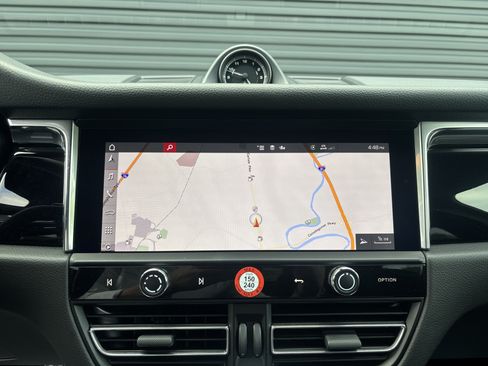 Certified 2026 Porsche Macan AWD/4WD image 18