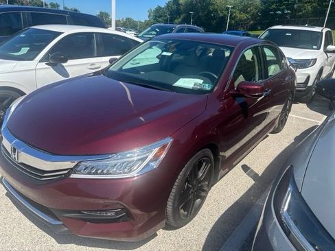 Used 2017 Honda Accord Touring image 2