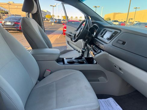 Used 2019 Kia Sedona L image 19