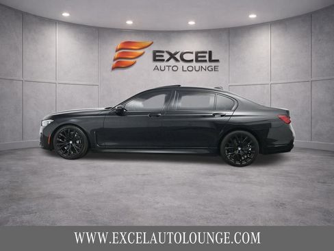 Used 2022 BMW 740i w/ M Sport Package RWD image 3