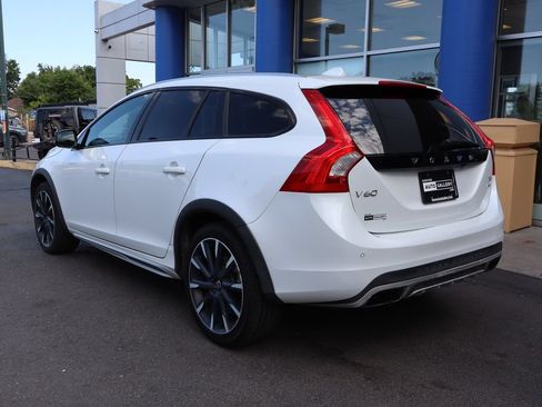 Used 2017 Volvo V60 T5 Cross Country Platinum w/ Climate Package AWD/4WD image 3